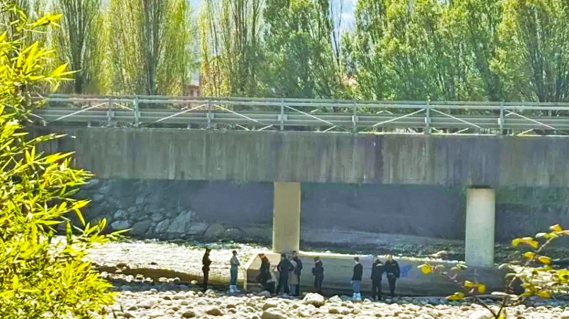 Una donna è stata trovata morta lungo il fiume Serio ad Alzano Lombardo (Bergamo): il sopralluogo degli inquirenti (foto De Pascale / Ansa)