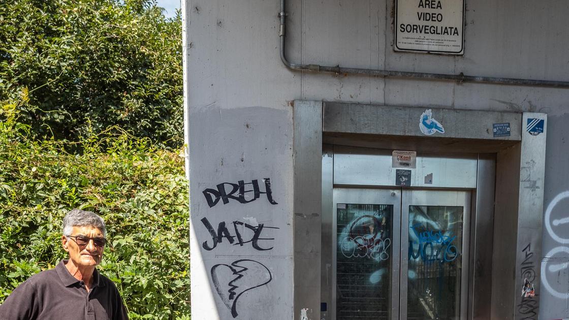 passerella sulla ferrovia ascensore fuori uso disabili anziani e bimbi restano tagliati fuori