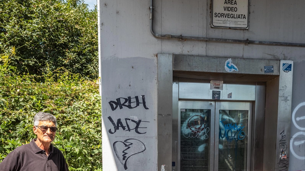 Nel ponte pedonale che collega Affori e Comasina-Bovisasca una cabina è rotta. Il comitato denuncia che "è impossibile per molti andare dall’altra parte". Il Comune: "Interverremo come sempre. Ripetuti atti vandalici e utilizzi impropri".