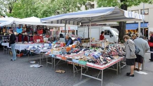 Fiera di Ottobre, si cambia: via le bancarelle da piazza Samek dopo il flop dell’anno scorso Fiera di Ottobre, si cambia: via le bancarelle da piazza Samek dopo il flop dell’anno scorso