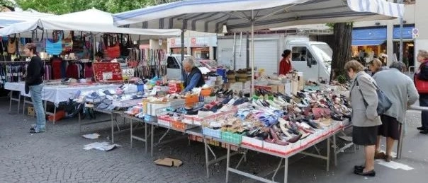 Fiera di Ottobre, si cambia: via le bancarelle da piazza Samek dopo il flop dell’anno scorso