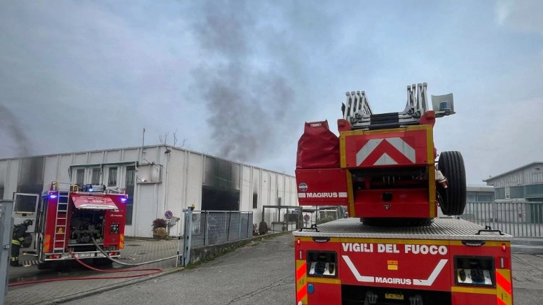 Il fumo ha invaso l'interno del fabbricato Il fumo ha invaso l'interno del fabbricato
