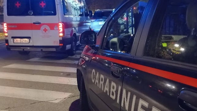 Intervento di ambulanza e carabinieri Intervento di ambulanza e carabinieri