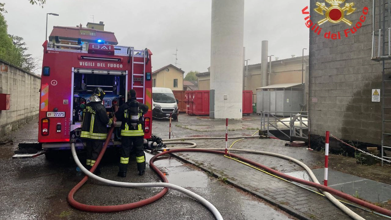 Incendio nel capannone della Rivolta Carmignani in via Italia a Macherio