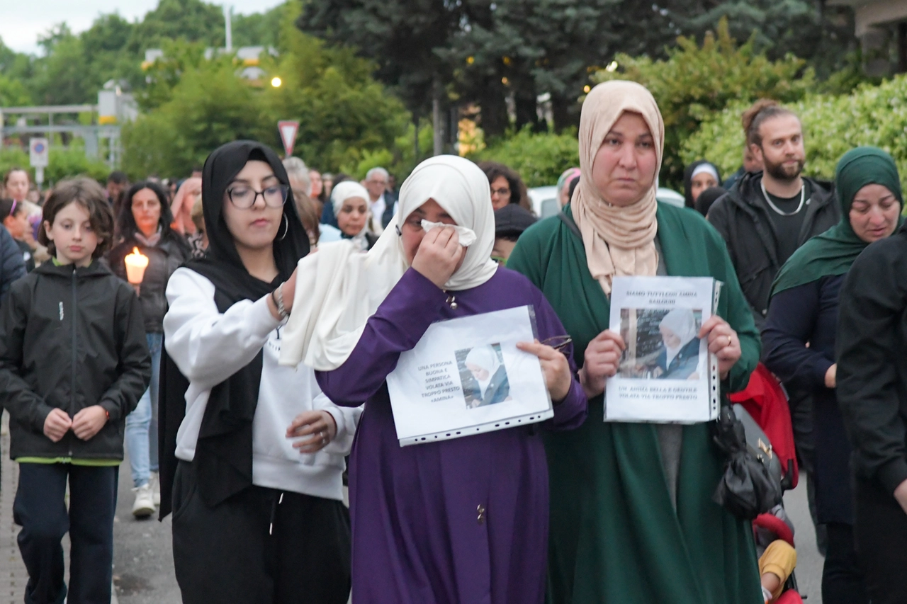 In centinaia hanno partecipato al corteo in memoria di Amina