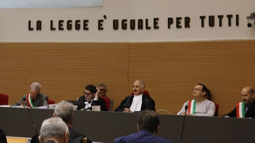 Strage della Loggia, l’appuntato Sandrini in aula sulla superteste Giacomazzi: “Nessuna pressione, ci eravamo appartati”