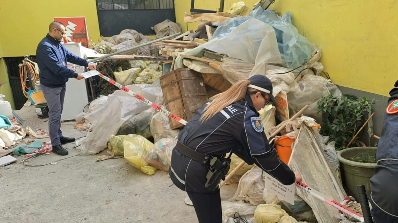 Indagine e sanzioni per maxi-discarica a Cinisello Balsamo. Mobili abbandonati illegalmente in strada, cittadini segnalano e polizia ambientale interviene. Fenomeno diffuso, con denunce e multe pesanti. Indagine e sanzioni per maxi-discarica a Cinisello Balsamo. Mobili abbandonati illegalmente in strada, cittadini segnalano e polizia ambientale interviene. Fenomeno diffuso, con denunce e multe pesanti.