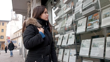 Prezzi delle case, a Milano un operaio può acquistare un alloggio di 19 metri quadrati o affittarne uno da 26. E agli impiegati non va molto meglio