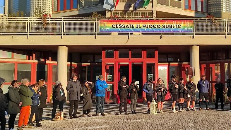 In piazza dei Popoli la città prega unita insieme al sindaco: "Qui l’integrazione è possibile" In piazza dei Popoli la città prega unita insieme al sindaco: "Qui l’integrazione è possibile"