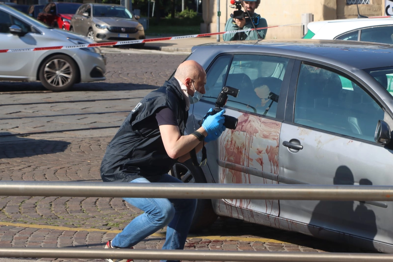 I rilievi scientifici dei carabinieri sull'auto macchiata di sangue