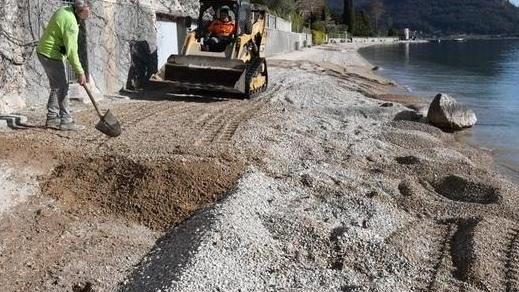 garda scatta l sos spiagge solo turismo danni ai pesci 