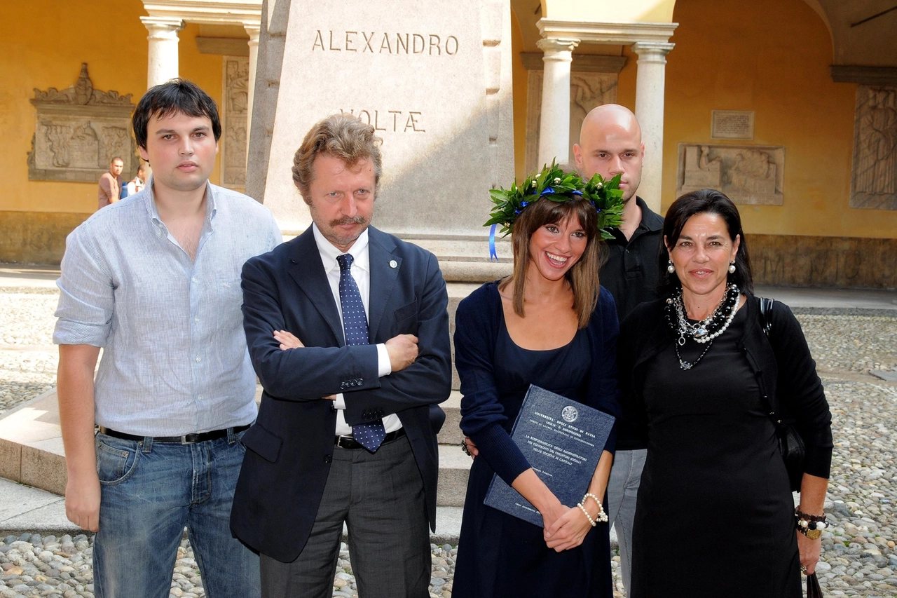 Il giorno della laurea di Stefania Cappa. Da sinistra, il fratello di Chiara Marco Poggi, il padre di Stefania Ermanno Cappa, Stefania, il fratello Cesare e la madre Maria Rosa