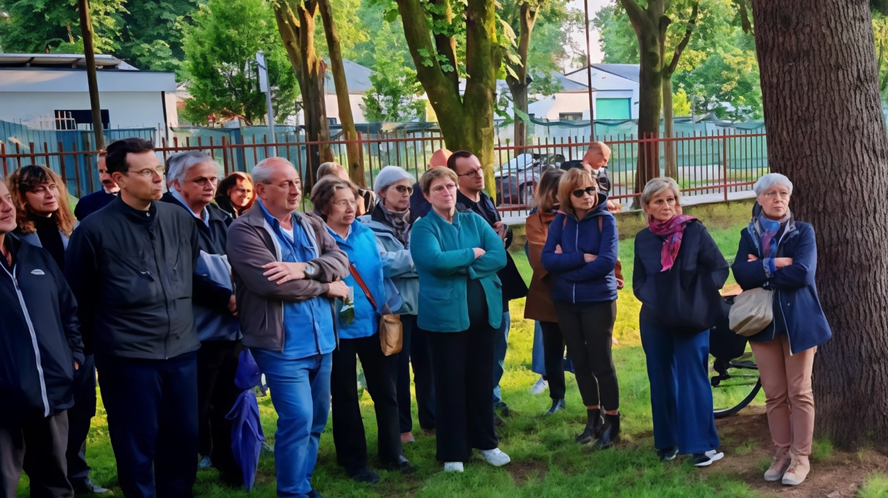 Incontro tra residenti e Comitati contrari al progetto di restyling di via don Sturzo che farebbe sparire 15 alberi e 25 parcheggi a detta di chi protesta Incontro tra residenti e Comitati contrari al progetto di restyling di via don Sturzo che farebbe sparire 15 alberi e 25 parcheggi a detta di chi protesta