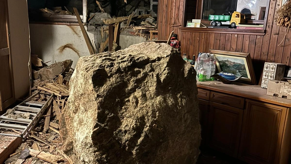 Il grosso masso che si è abbattuto sulla casa a Ponte Caffaro