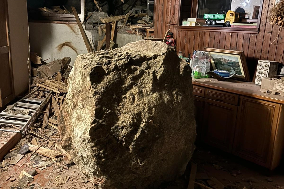Il grosso masso che si è abbattuto sulla casa a Ponte Caffaro