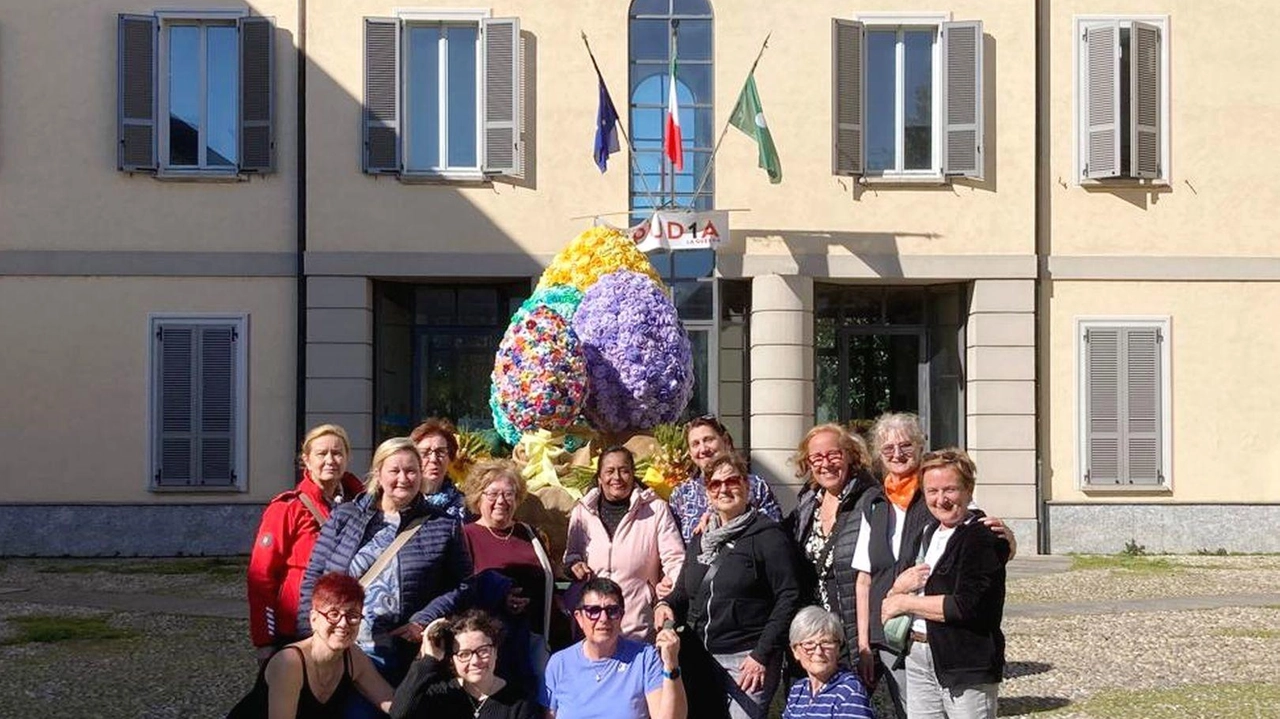 Gli auguri di Pasqua arrivano con le uova giganti fatte all’uncinetto su un carretto agricolo. La sorpresa si è materializzata...