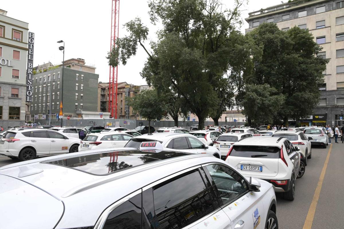 milano nuova protesta dei taxi servizio bloccato in stazione centrale