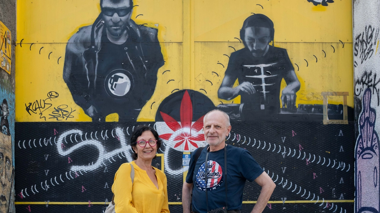 Al centro, Stefano Molaschi ed Elvira Pavesi, coppia di nostalgici del Leonka. Sopra e sotto, alcuni adesivi con la scritta “vigilato” appesi lungo i muri esterni dell’ex centro sociale per scongiurare nuove occupazioni (Foto Fasani) Al centro, Stefano Molaschi ed Elvira Pavesi, coppia di nostalgici del Leonka. Sopra e sotto, alcuni adesivi con la scritta “vigilato” appesi lungo i muri esterni dell’ex centro sociale per scongiurare nuove occupazioni (Foto Fasani)
