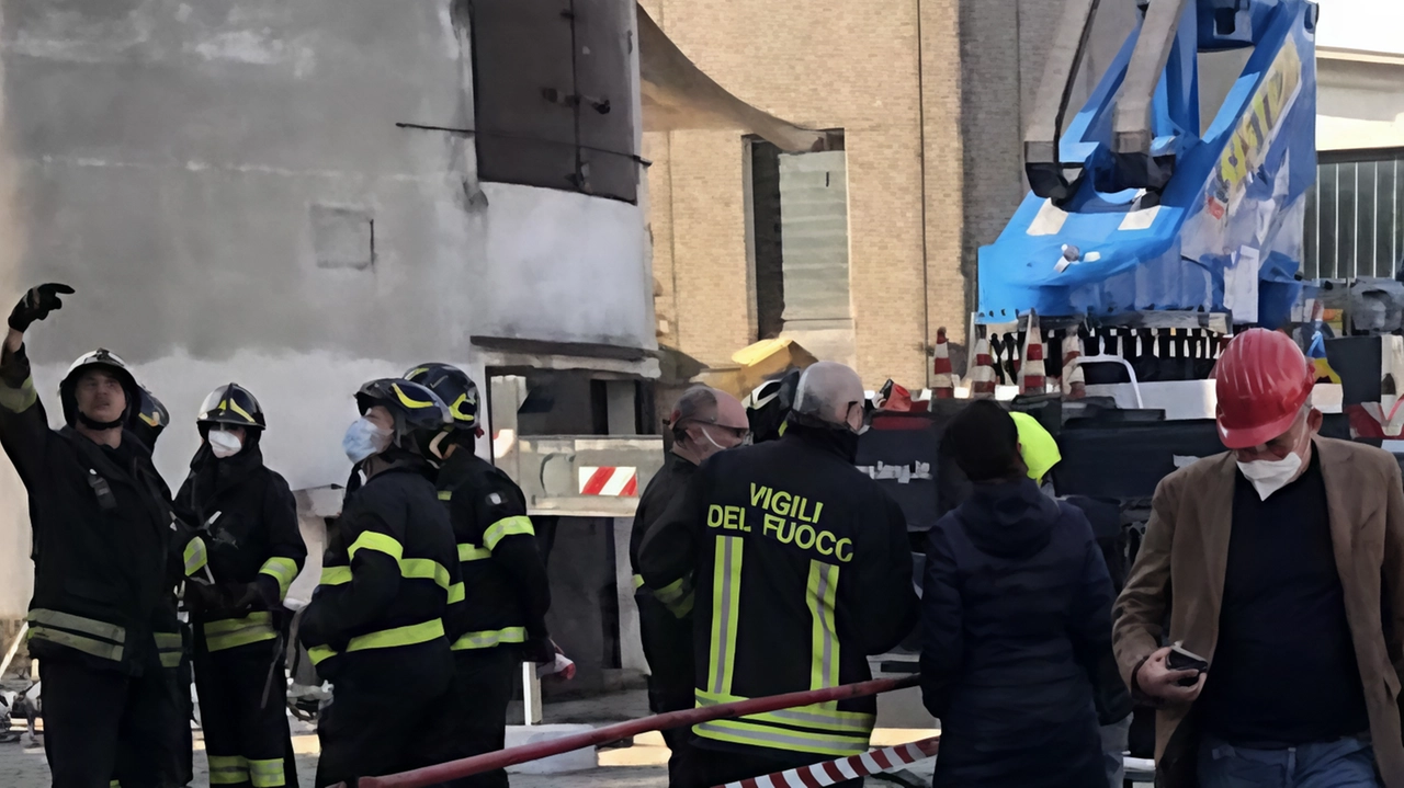 Il palo delle antenne si era staccato dall’imbragatura e aveva travolto l’operaio, precipitato da un’altezza di 40 metri Il palo delle antenne si era staccato dall’imbragatura e aveva travolto l’operaio, precipitato da un’altezza di 40 metri