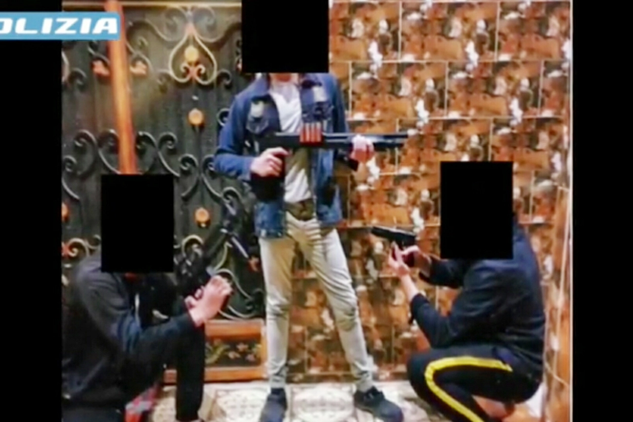 Una delle immagini postate sui social dal giovane egiziano arrestato per terrorismo e mostrate durante la conferenza-stampa