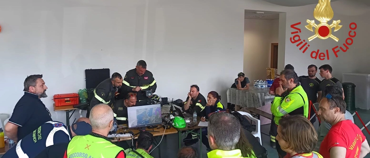 Giovane papà di 31 anni disperso sui monti sopra Livo: la boscaglia fittissima e il telefono muto. Perché le ricerche sono particolarmente difficili