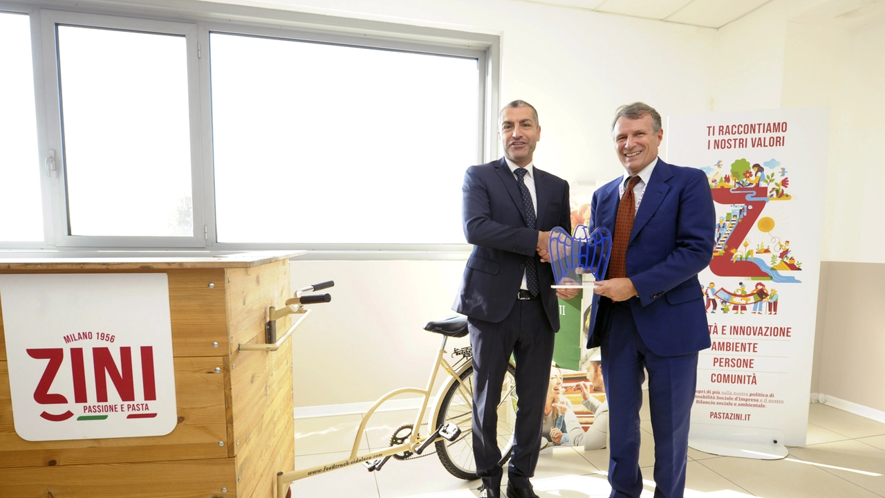 Cesano Boscone, il presidente Assolombarda Spada in visita all'azienda pastificio Zini, nella foto con l'ad Maurizio Vezzani (foto Mds/Ansa) Cesano Boscone, il presidente Assolombarda Spada in visita all'azienda pastificio Zini, nella foto con l'ad Maurizio Vezzani (foto Mds/Ansa)