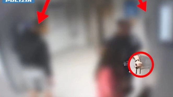 Il rapinatore segue la sua vittima designata nei sotterranei del parcheggio di piazza Meda: nel fotogramma è evidenziato l’orologio al polso del turista Il rapinatore segue la sua vittima designata nei sotterranei del parcheggio di piazza Meda: nel fotogramma è evidenziato l’orologio al polso del turista