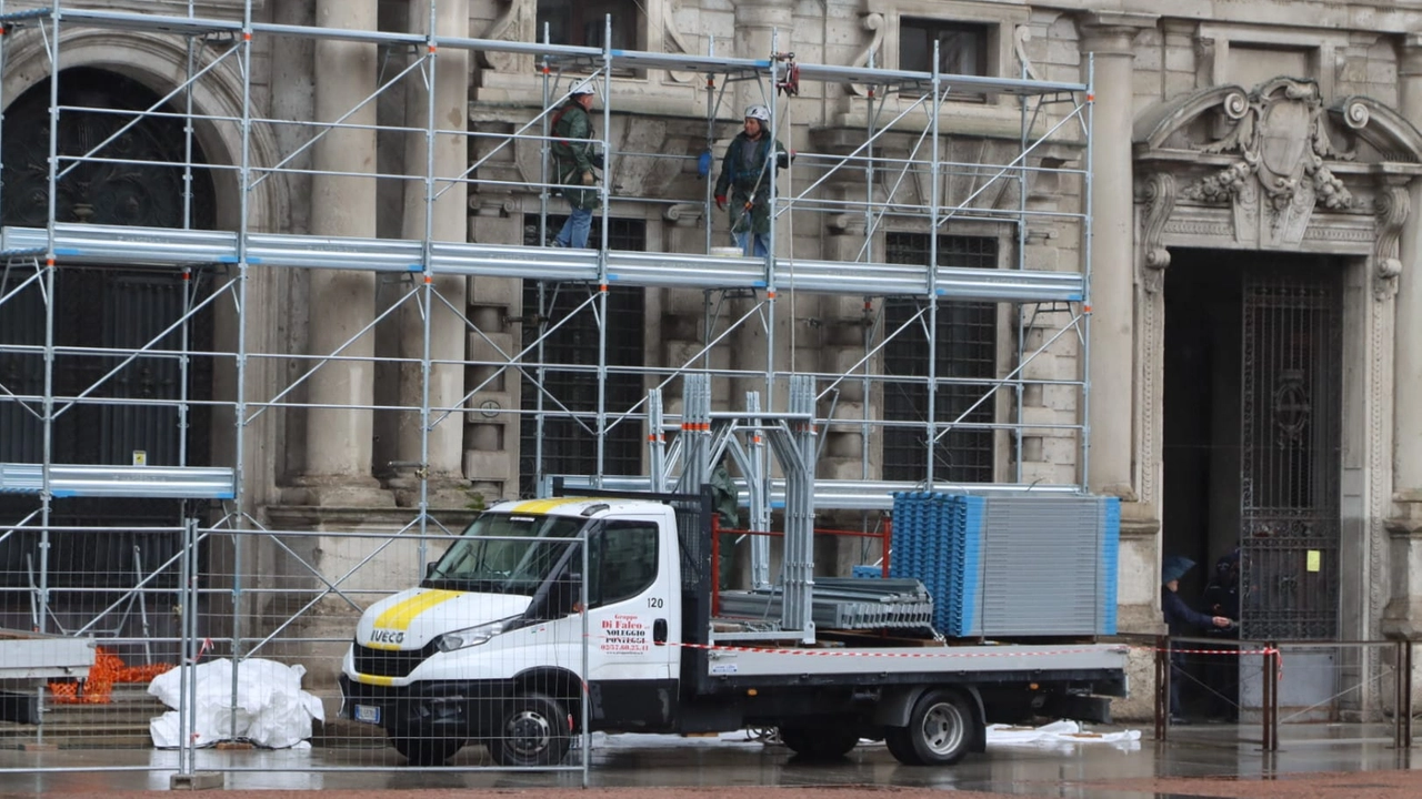 L'avvio dei lavori di restauro di Palazzo Marino (Foto Salmoirago)