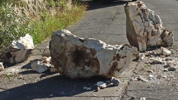 frana a verceia grossi massi invadono la strada disposta la chiusura colpito il passaggio a livello da Ilgiorno.it frana a verceia grossi massi invadono la strada disposta la chiusura colpito il passaggio a livello