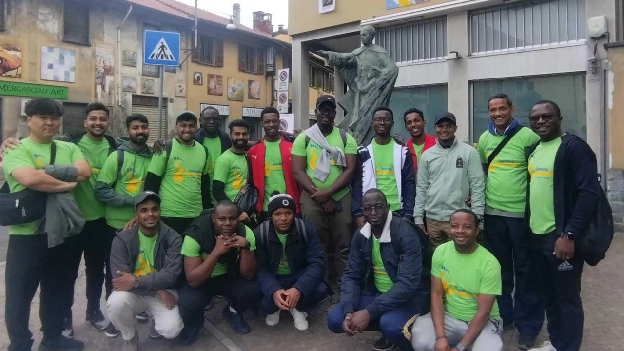 Sotto la statua di padre Luigi Monti a Bovisio Masciago, un gruppo di fedeli e di confratelli della Congregazione dei Figli dell’Immacolata Concezione Luigi Monti fu beatificato il 9 novembre del 2003 da papa Giovanni Paolo II Sotto la statua di padre Luigi Monti a Bovisio Masciago, un gruppo di fedeli e di confratelli della Congregazione dei Figli dell’Immacolata Concezione Luigi Monti fu beatificato il 9 novembre del 2003 da papa Giovanni Paolo II