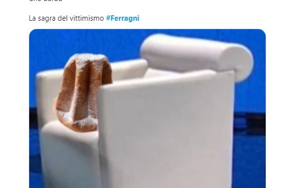 Un pandoro al posto della Ferragni sulla poltroncina di Fazio