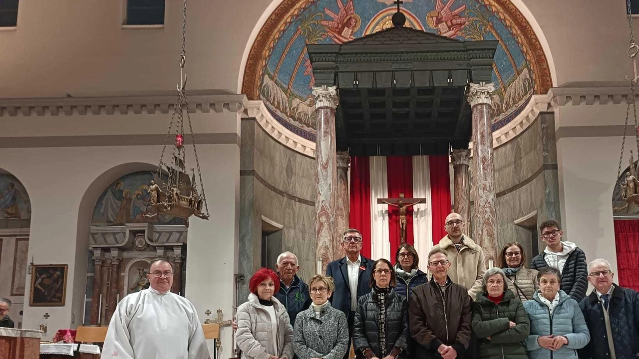 I 9 trapiantati di organi e cornee e le 3 donatrici in vita con don Emanuele Salvioni