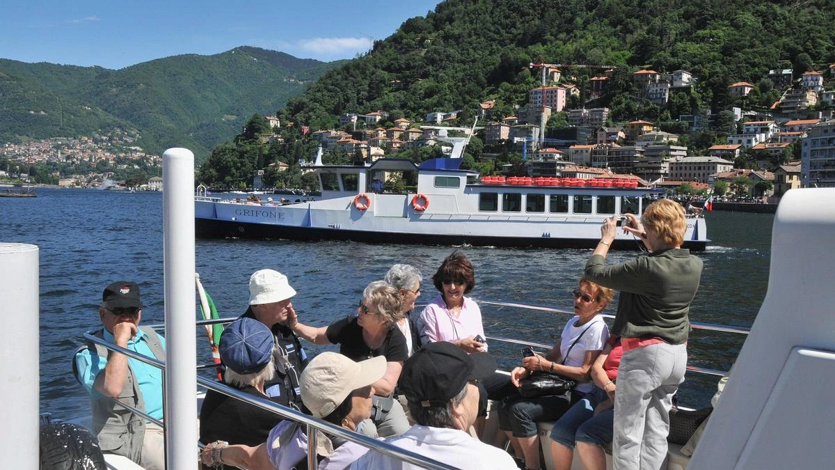 Hotel e ristoranti sono aperti e registrano ovunque il pieno di presenze. A svizzeri e inglesi, habitué dei nostri lidi, si aggiungono vip e capi di Stato. Hotel e ristoranti sono aperti e registrano ovunque il pieno di presenze. A svizzeri e inglesi, habitué dei nostri lidi, si aggiungono vip e capi di Stato.