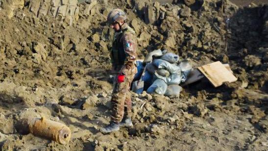 Lo strano caso della bomba a ritardo chimico trovata nel Mantovano: zona evacuata e allargato il raggio di sicurezza