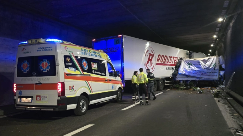 L'incidente in galleria ha bloccato la circolazione in direzione di Sondrio e della Valtellina L'incidente in galleria ha bloccato la circolazione in direzione di Sondrio e della Valtellina