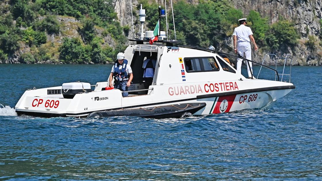 La tragedia nel lago di Como. Cade dalla barca e finisce in acqua: pensionata muore davanti al marito La tragedia nel lago di Como. Cade dalla barca e finisce in acqua: pensionata muore davanti al marito