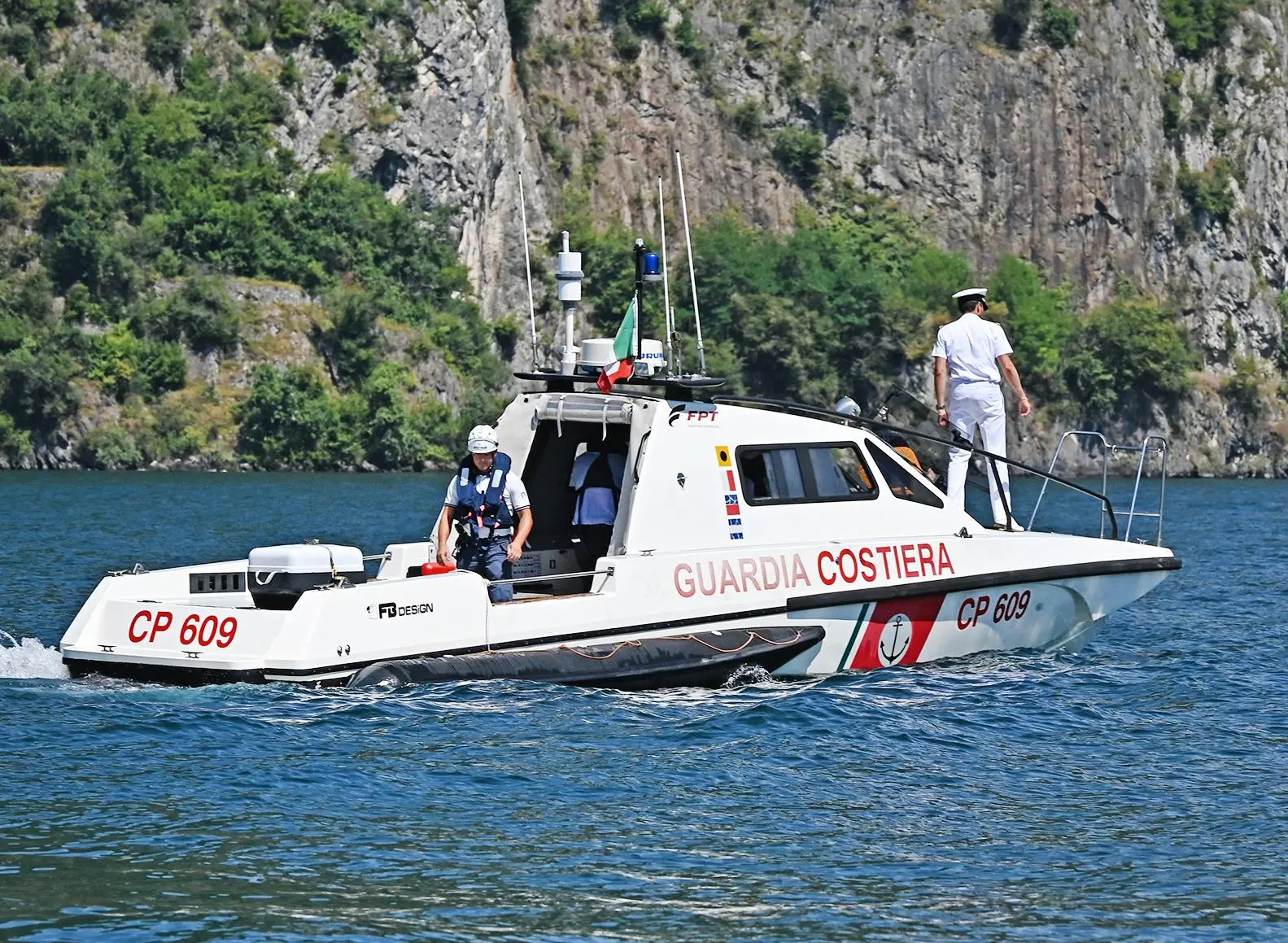La tragedia nel lago di Como. Cade dalla barca e finisce in acqua: pensionata muore davanti al marito