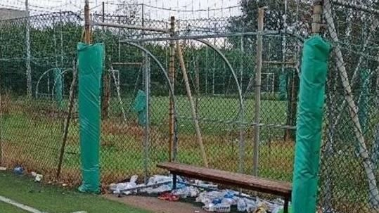 Lo stato di degrado in cui versano i campetti comunali che rimangono chiusi al pubblico fino all’individuazione di un gestore Lo stato di degrado in cui versano i campetti comunali che rimangono chiusi al pubblico fino all’individuazione di un gestore