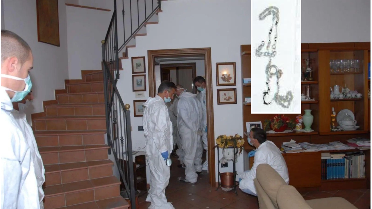 I Ris di Parma nella villetta di Garlasco nell’agosto 200. Nel riquadro, la cavigliera indossata da Chiara I Ris di Parma nella villetta di Garlasco nell’agosto 200. Nel riquadro, la cavigliera indossata da Chiara