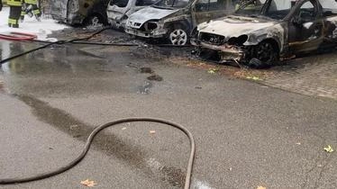 Abbiategrasso, il rogo nel cortile di uno stabile. S’indaga sulle cause Abbiategrasso, il rogo nel cortile di uno stabile. S’indaga sulle cause