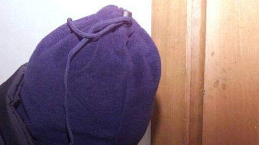 Stavano scappando con il bottino dopo aver svaligiato un appartamento. Ma sulla loro strada hanno incrociato il custode del condominio... Stavano scappando con il bottino dopo aver svaligiato un appartamento. Ma sulla loro strada hanno incrociato il custode del condominio...