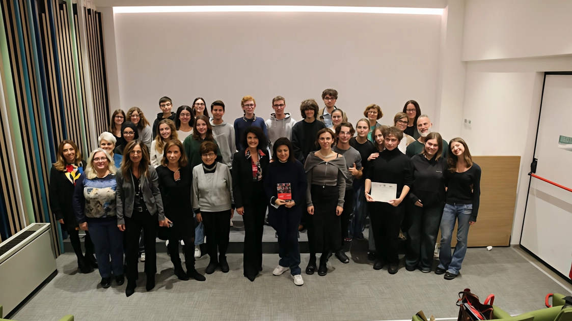 Premiazione Concorso Critica Teatrale a Monza: giovani talenti premiati per recensioni originali. Coinvolti studenti e autorità locali. Premiazione Concorso Critica Teatrale a Monza: giovani talenti premiati per recensioni originali. Coinvolti studenti e autorità locali.