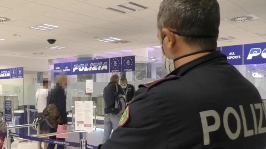 Due extracomunitari irregolari, di 22 e 29 anni, sono stati denunciati per furti in aeroporto. Uno ha rubato una borsa, l'altro uno zaino, resistendo e minacciando gli agenti durante l'identificazione. Due extracomunitari irregolari, di 22 e 29 anni, sono stati denunciati per furti in aeroporto. Uno ha rubato una borsa, l'altro uno zaino, resistendo e minacciando gli agenti durante l'identificazione.