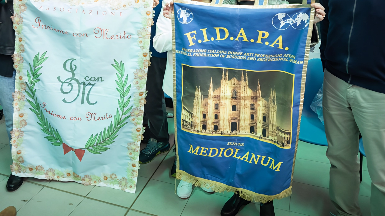 A Milano, la scuola Rinnovata Pizzigoni accoglie il progetto "La gioia dei delfini" per sensibilizzare sui problemi ambientali marini. I fondatori, Pierluigi Costa e Lionel Cardin, promuovono la difesa del mare e dei delfini, coinvolgendo i giovani e preparando una missione alle isole Faroe nel 2025 per fermare la mattanza dei delfini.