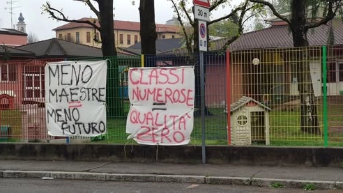 Gli striscioni appesi all’esterno della materna dal Comitato dei genitori Il rischio tagli legato al calo di bambini