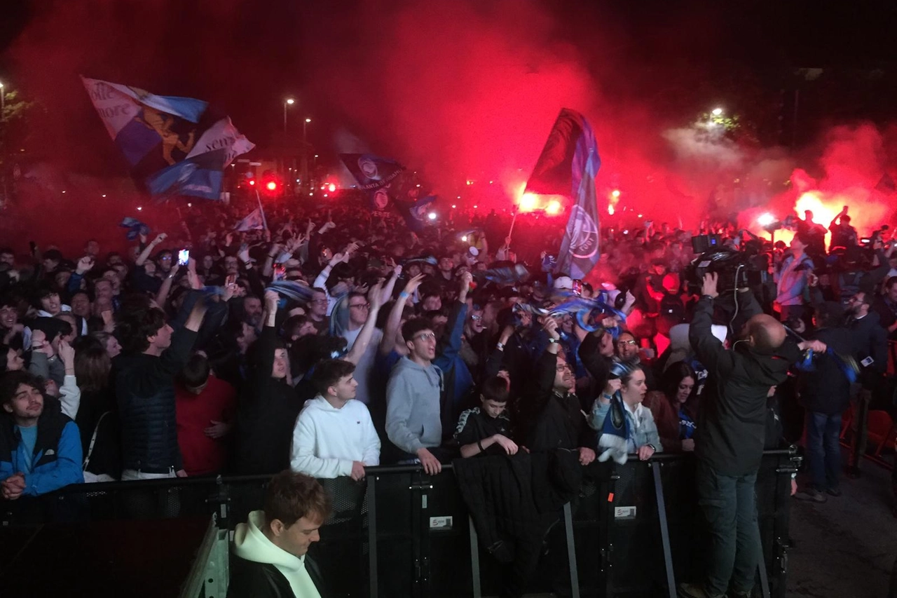 Piazza Vittorio Veneto invasa dai fumogeni (De Pascale)