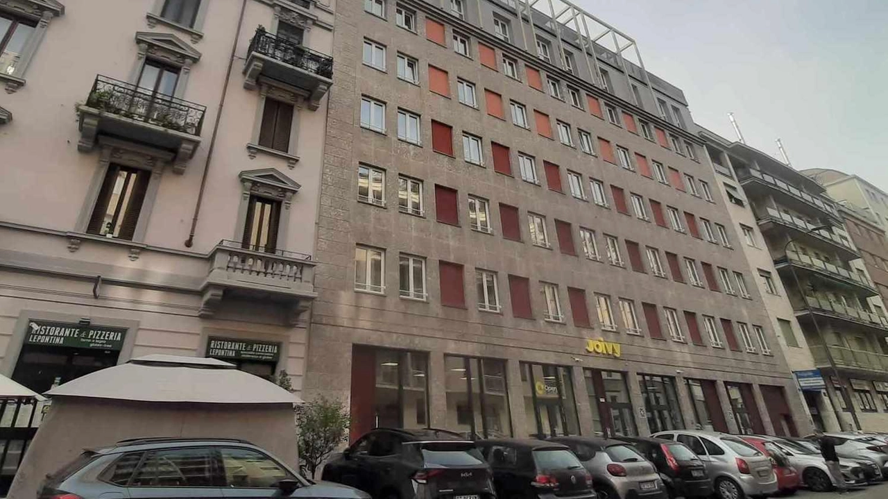Il residence di via Lepontina 4 all’angolo con via Valtellina Il residence di via Lepontina 4 all’angolo con via Valtellina