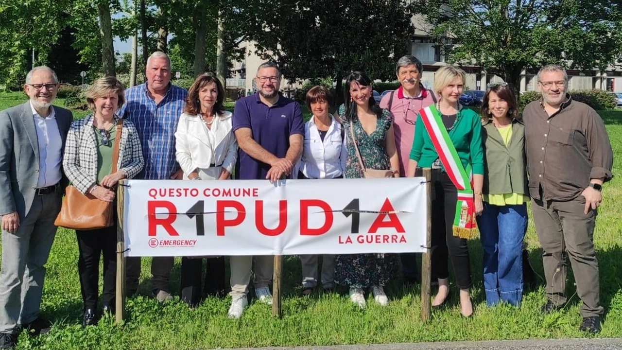 "Non cadiamo nella provocazione". I vandali tagliano lo striscione contro la guerra di Emergency, davanti al Comune. L’amministrazione ha... "Non cadiamo nella provocazione". I vandali tagliano lo striscione contro la guerra di Emergency, davanti al Comune. L’amministrazione ha...