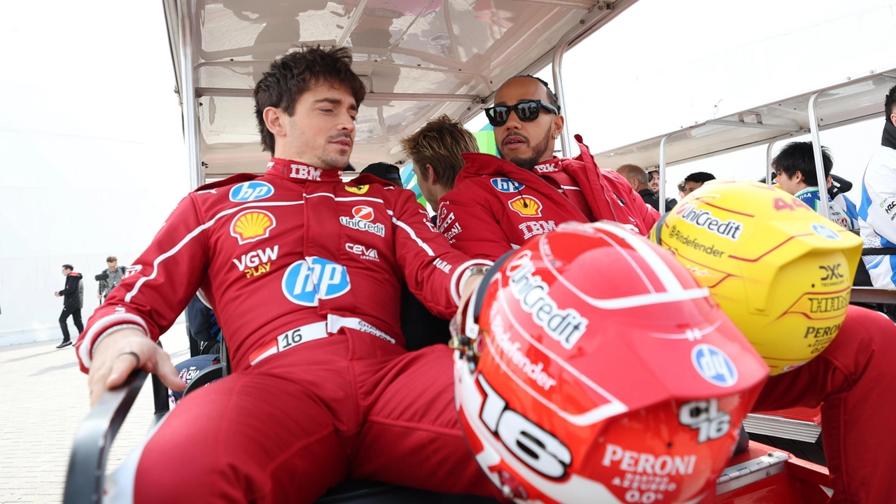 Charles Leclerc e Lewis Hamilton, piloti della Ferrari per la stagione 2025, durante la sessione di test in Bahrain