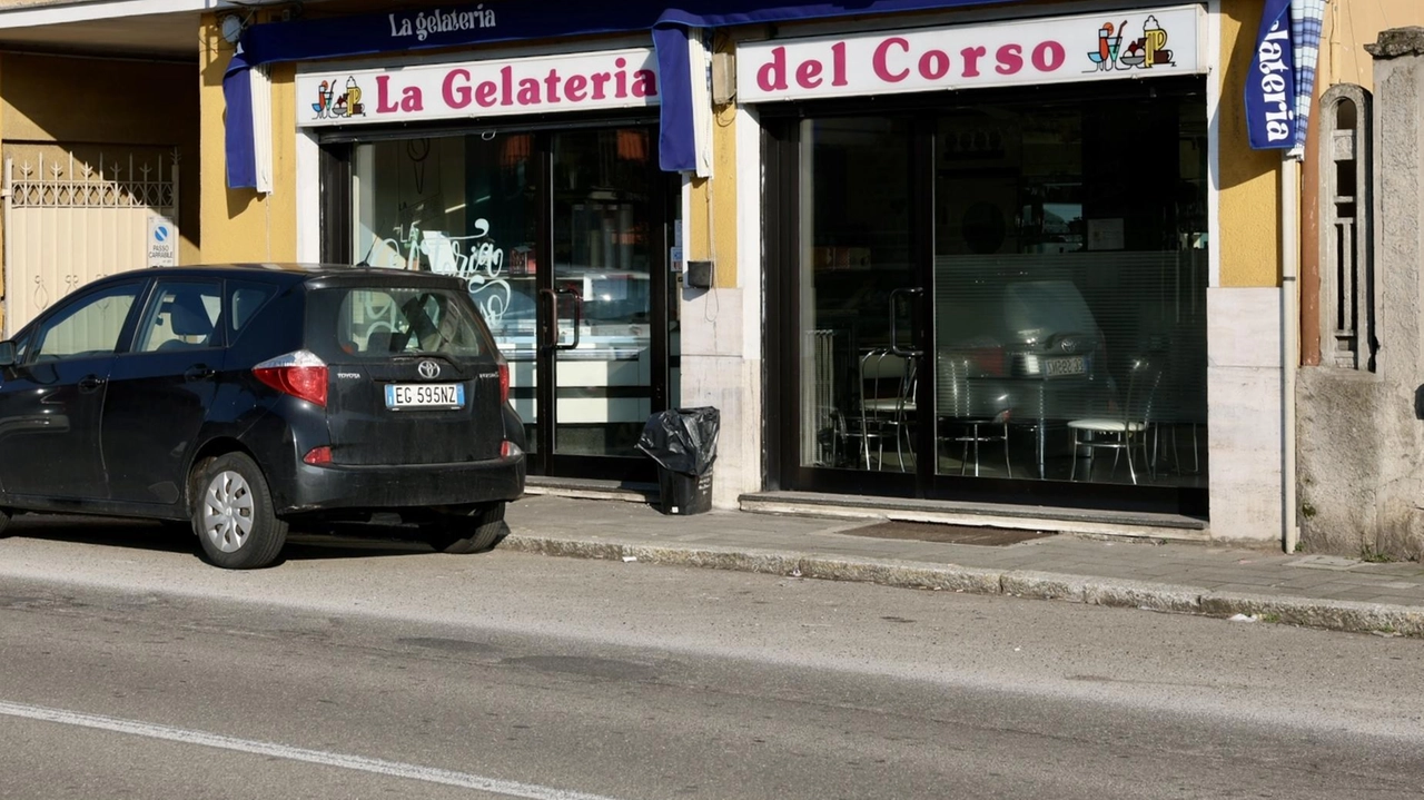 La gelateria di corso Genova a Vigevano dove sono stati portati via 50 euro in contanti e alcuni dolci (Sacchiero) La gelateria di corso Genova a Vigevano dove sono stati portati via 50 euro in contanti e alcuni dolci (Sacchiero)